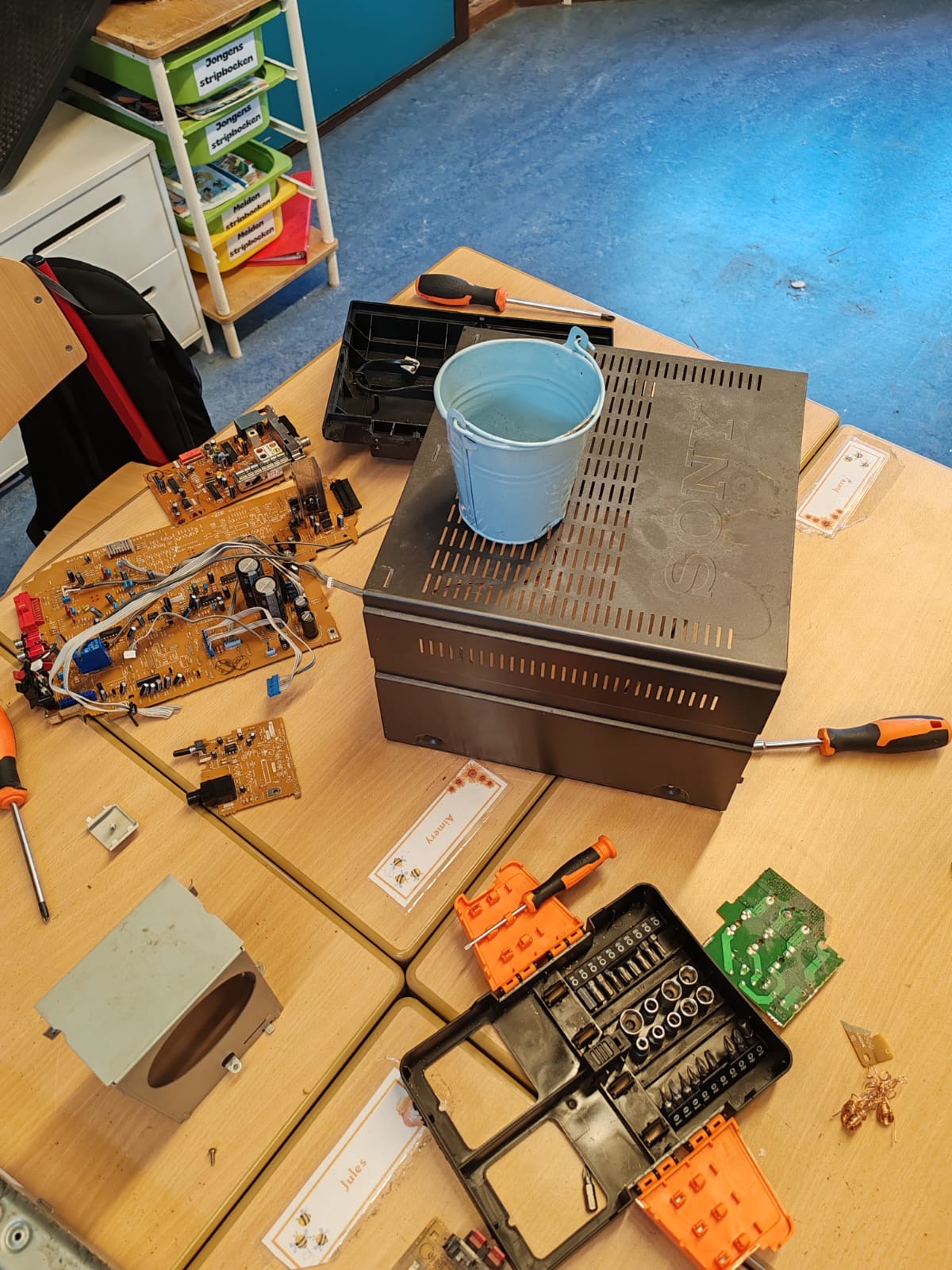 Oude apparaten demonteren 