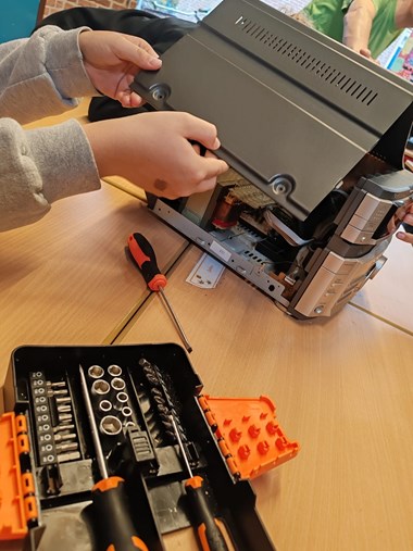 2e44ea43-3e31-4a99-8f47-d36351495605